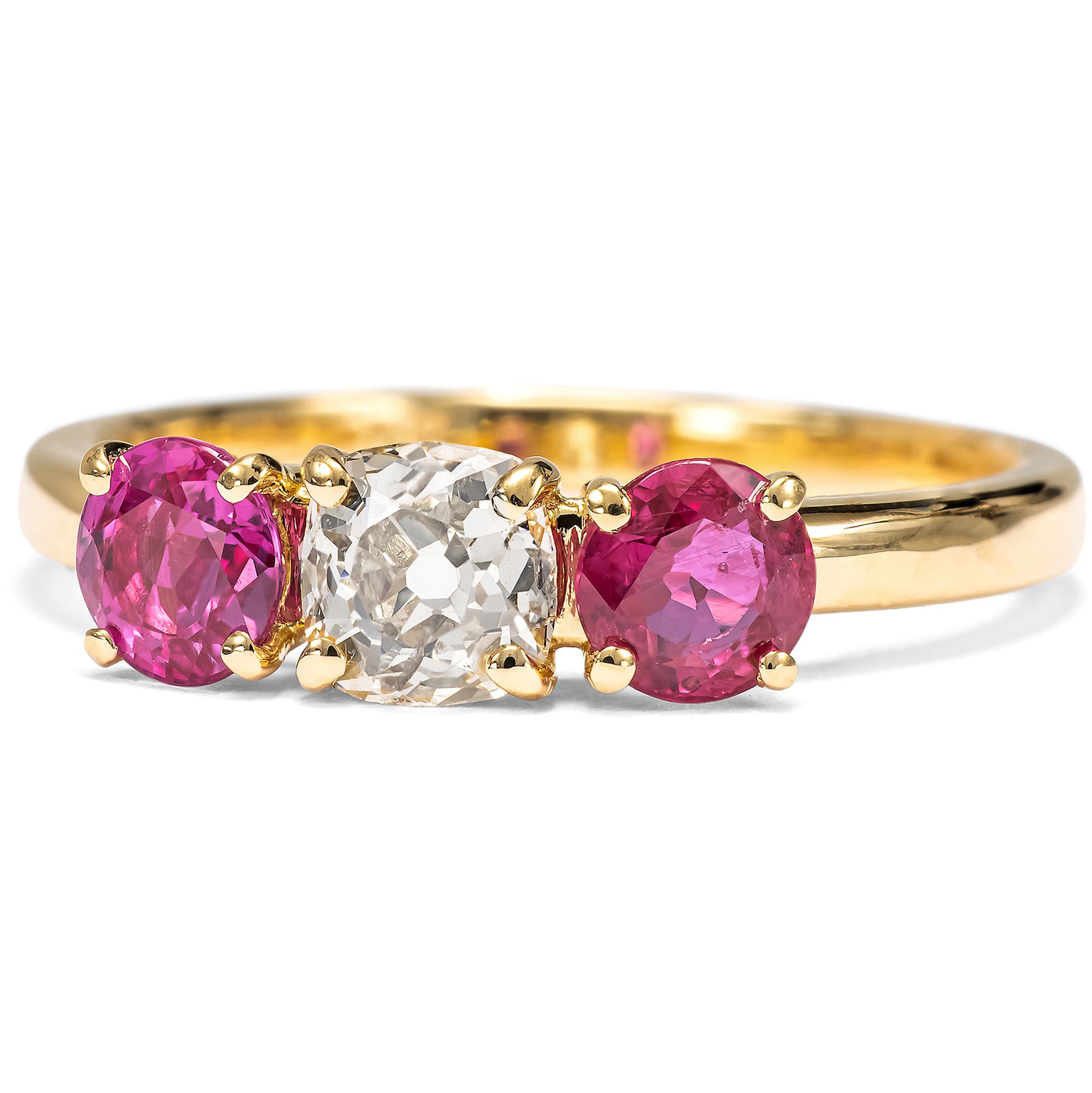 Funkelnder „Trilogie“-Ring mit Rubinen & „Old Mine Cut“ Diamant, aus unserer Werkstatt Funkelnder „Trilogie“-Ring mit Rubinen & „Old Mine Cut“ Diamant, aus unserer Werkstatt