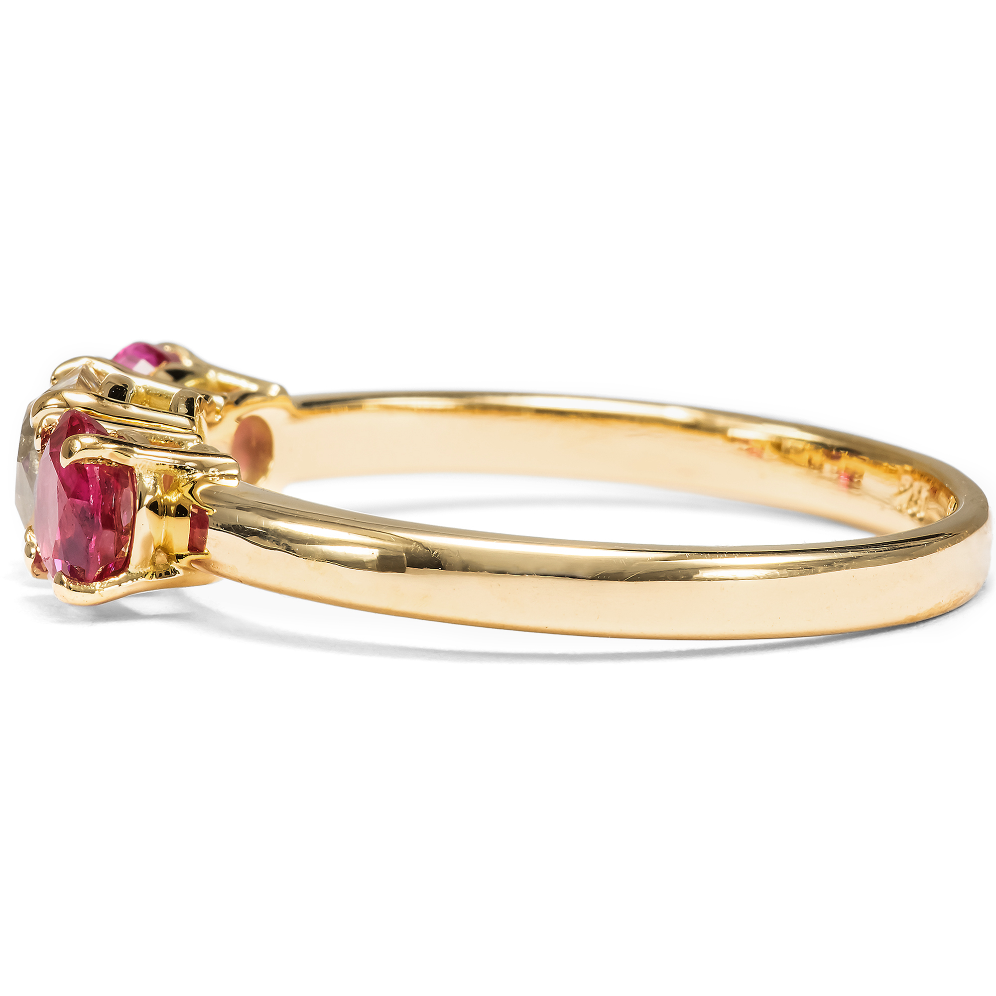 Funkelnder „Trilogie“-Ring mit Rubinen & „Old Mine Cut“ Diamant, aus unserer Werkstatt Funkelnder „Trilogie“-Ring mit Rubinen & „Old Mine Cut“ Diamant, aus unserer Werkstatt