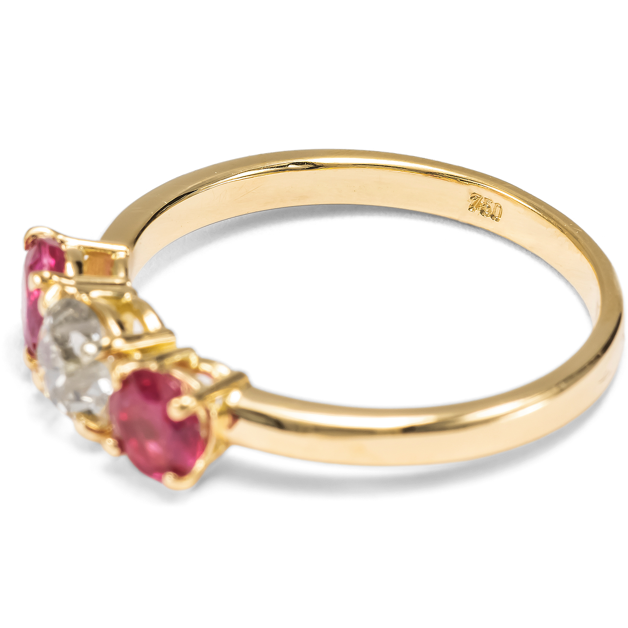 Funkelnder „Trilogie“-Ring mit Rubinen & „Old Mine Cut“ Diamant, aus unserer Werkstatt Funkelnder „Trilogie“-Ring mit Rubinen & „Old Mine Cut“ Diamant, aus unserer Werkstatt