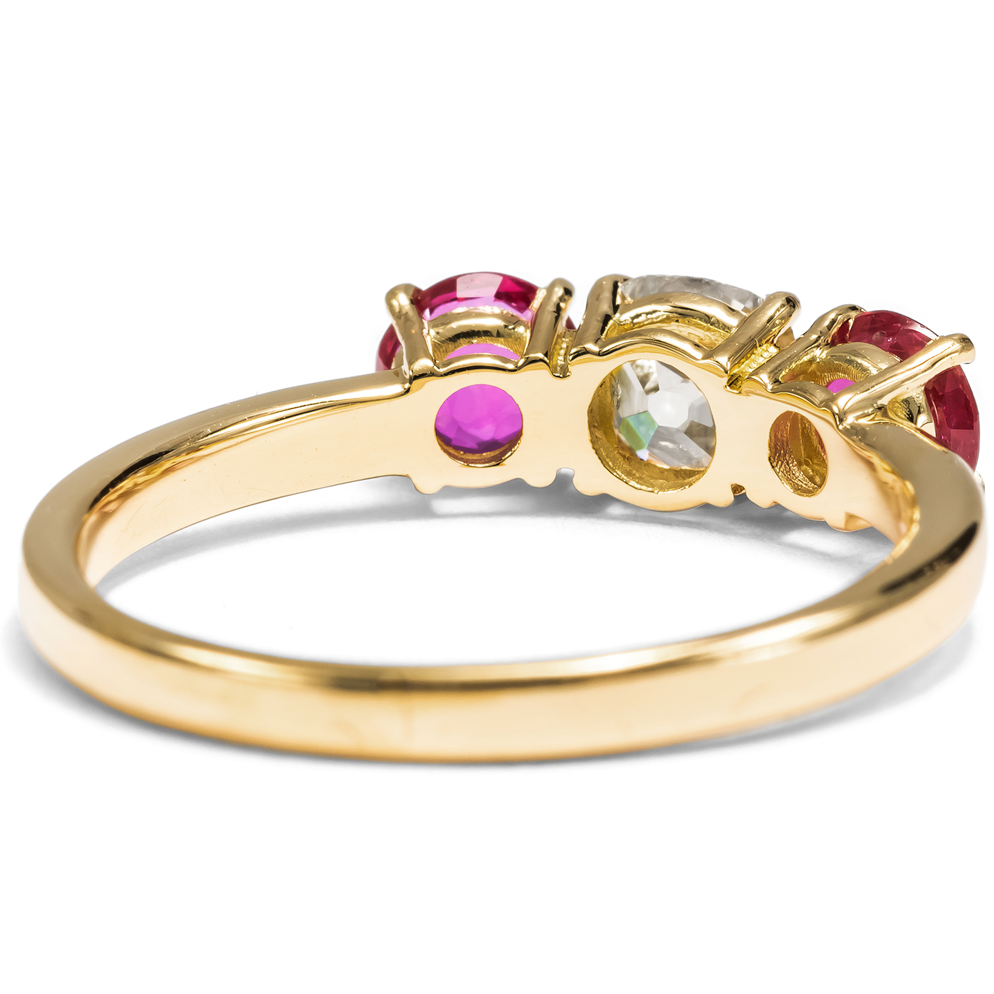 Funkelnder „Trilogie“-Ring mit Rubinen & „Old Mine Cut“ Diamant, aus unserer Werkstatt Funkelnder „Trilogie“-Ring mit Rubinen & „Old Mine Cut“ Diamant, aus unserer Werkstatt