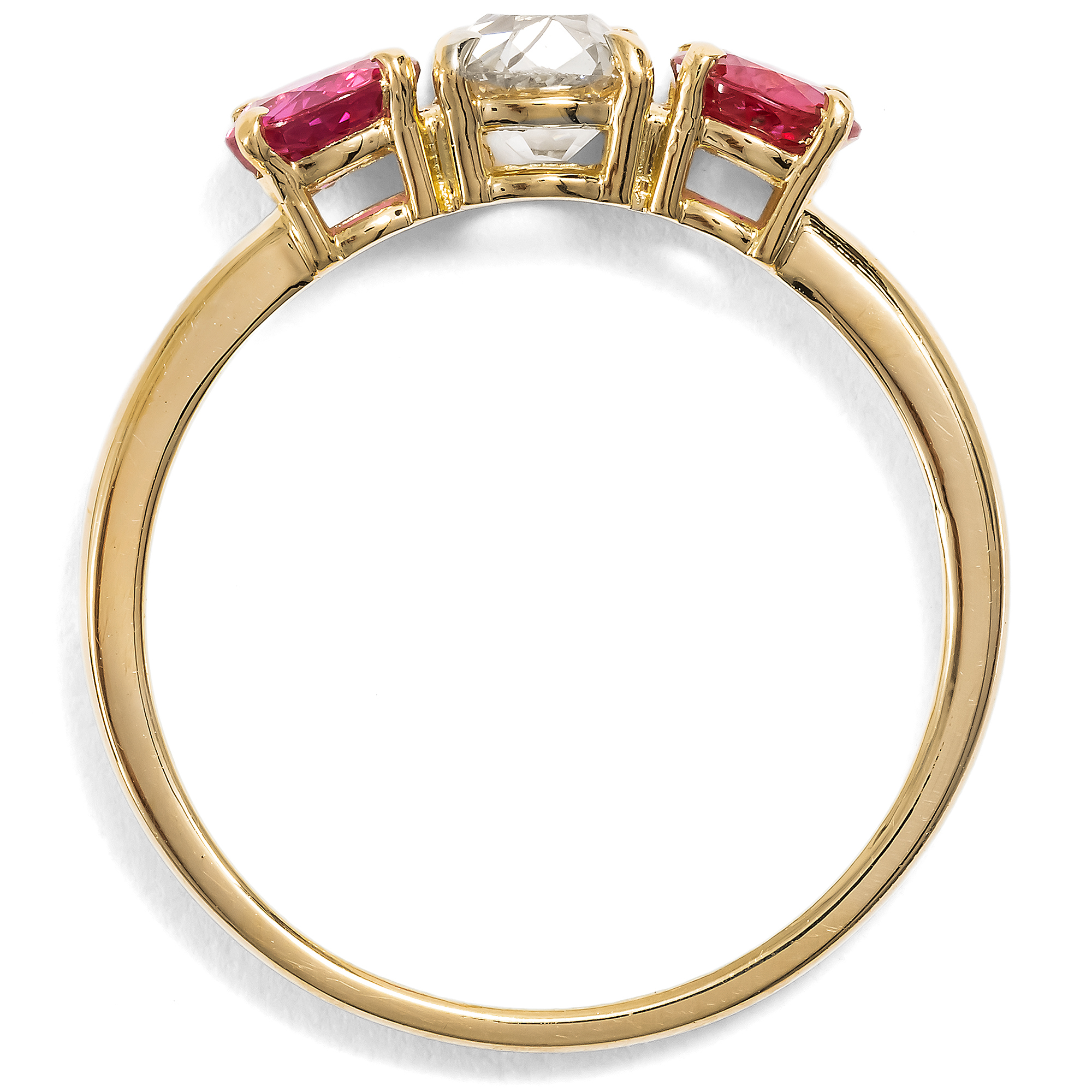 Funkelnder „Trilogie“-Ring mit Rubinen & „Old Mine Cut“ Diamant, aus unserer Werkstatt Funkelnder „Trilogie“-Ring mit Rubinen & „Old Mine Cut“ Diamant, aus unserer Werkstatt