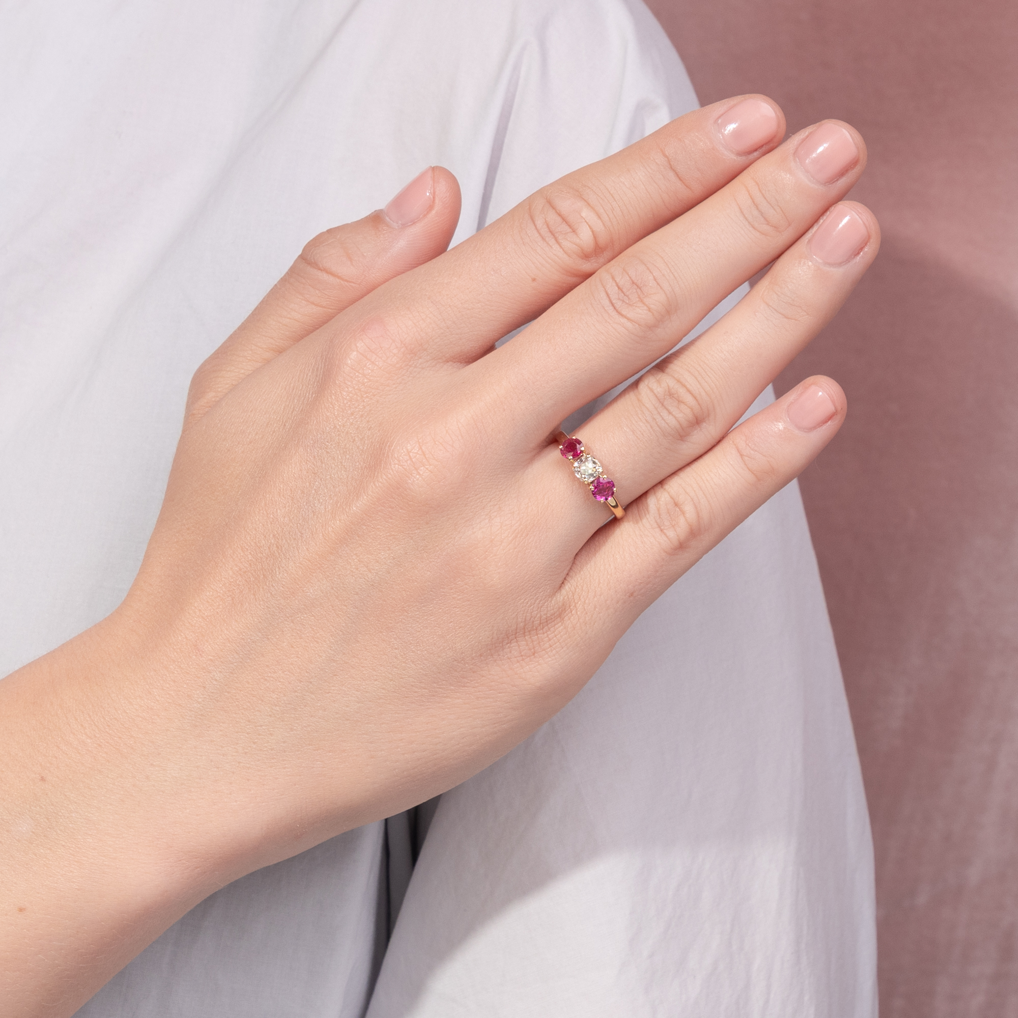 Funkelnder „Trilogie“-Ring mit Rubinen & „Old Mine Cut“ Diamant, aus unserer Werkstatt Funkelnder „Trilogie“-Ring mit Rubinen & „Old Mine Cut“ Diamant, aus unserer Werkstatt