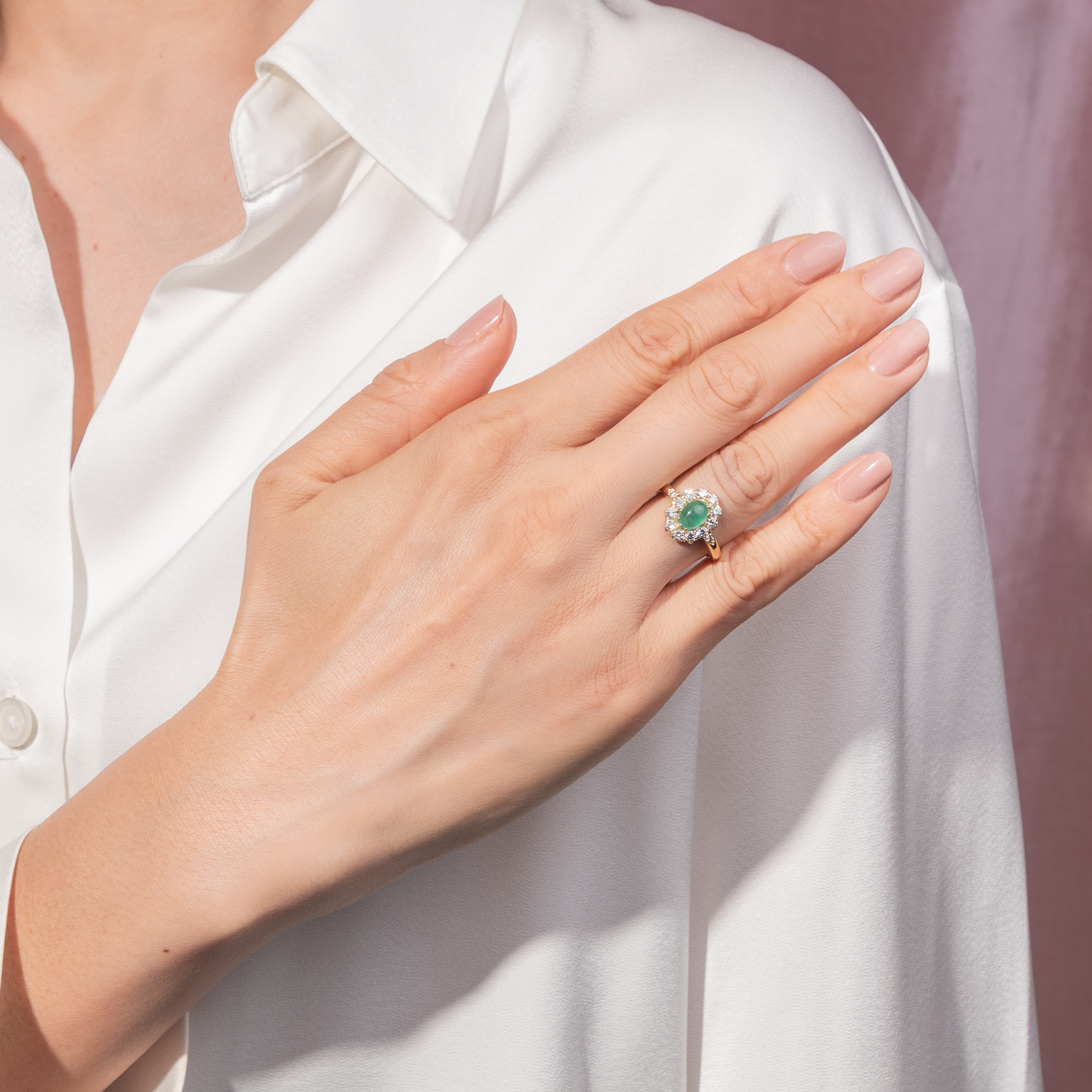 Eleganter Ring mit Smaragd & Brillanten in Gold, aus unserer Werkstatt Eleganter Ring mit Smaragd & Brillanten in Gold, aus unserer Werkstatt