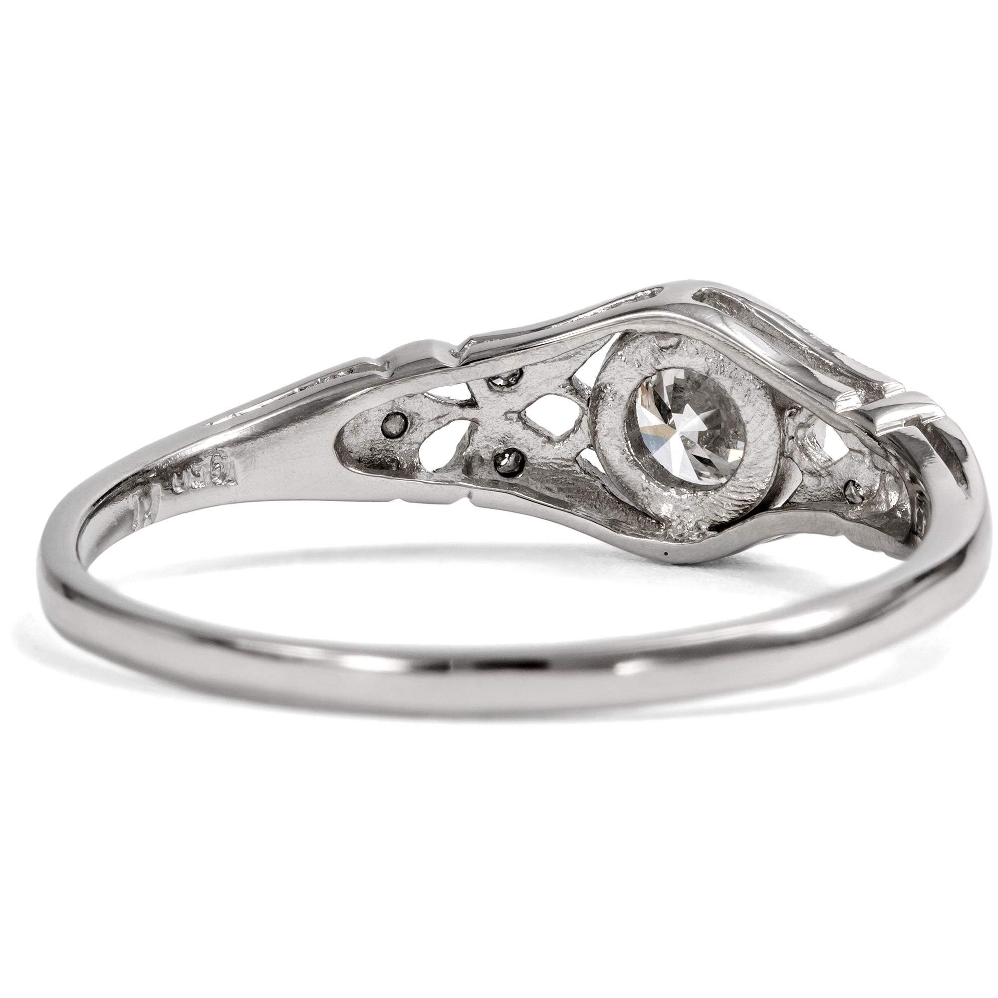 Feiner Ring mit lupenreinem 0,30 ct GIA Diamant in Platin, aus unserer Werkstatt Feiner Ring mit lupenreinem 0,30 ct GIA Diamant in Platin, aus unserer Werkstatt
