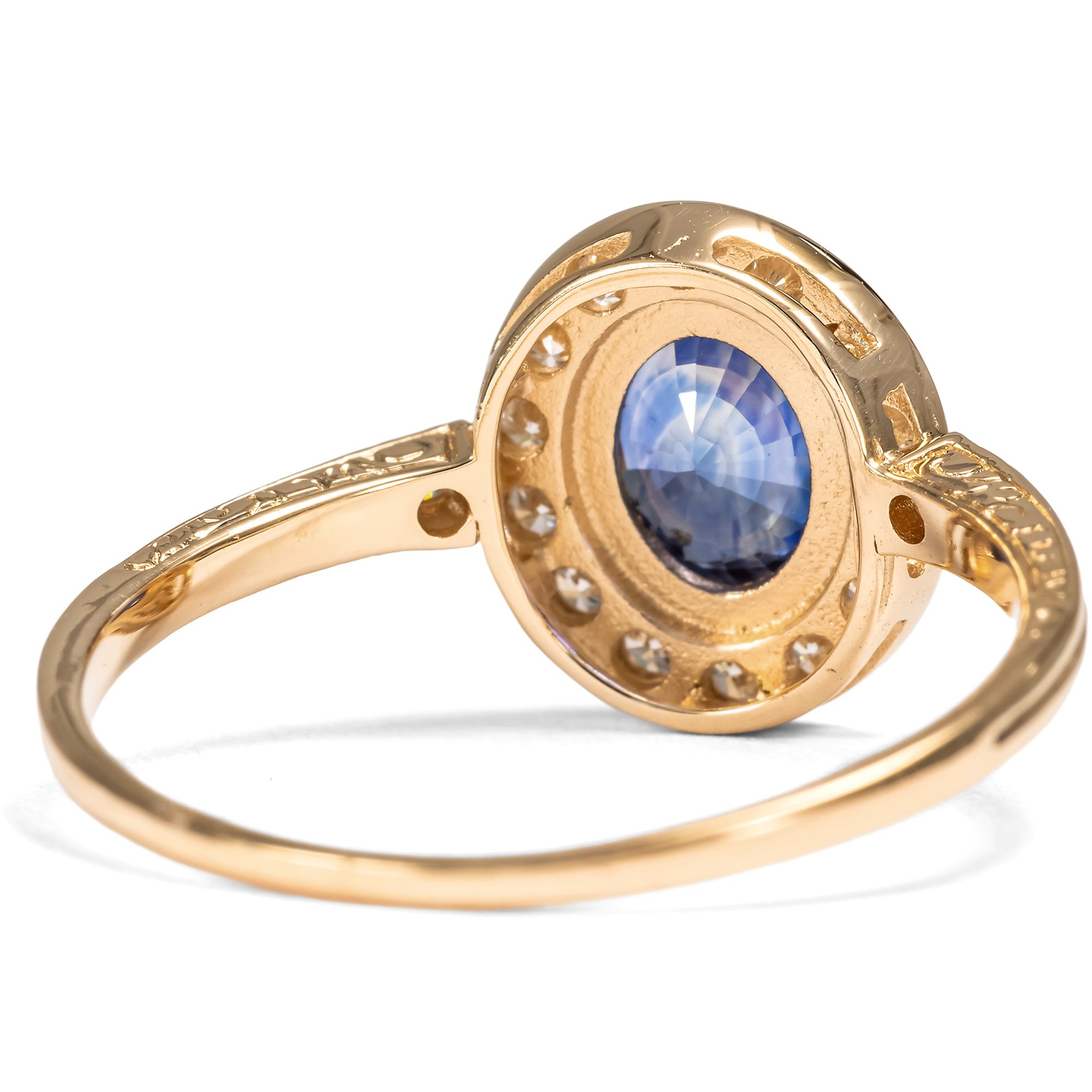 Klassischer Ring mit Saphir & Diamanten in Roségold aus unserer Werkstatt Klassischer Ring mit Saphir & Diamanten in Roségold aus unserer Werkstatt