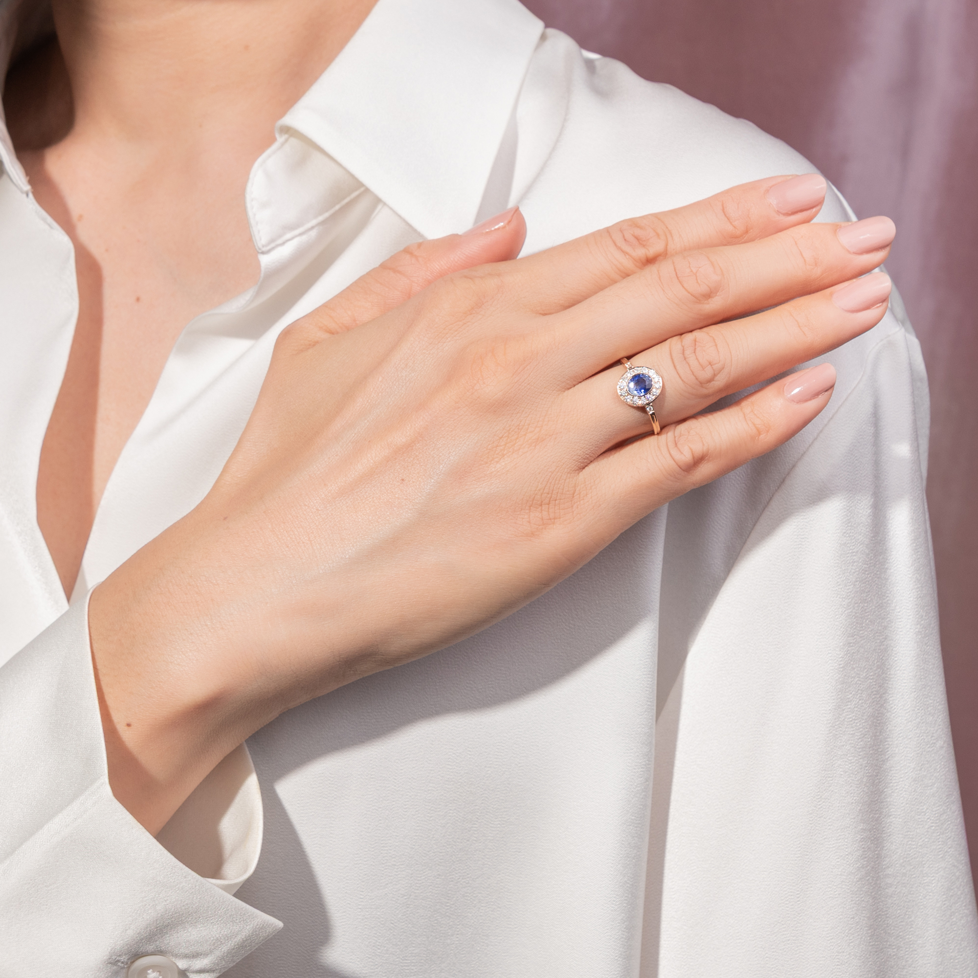 Klassischer Ring mit Saphir & Diamanten in Roségold aus unserer Werkstatt Klassischer Ring mit Saphir & Diamanten in Roségold aus unserer Werkstatt