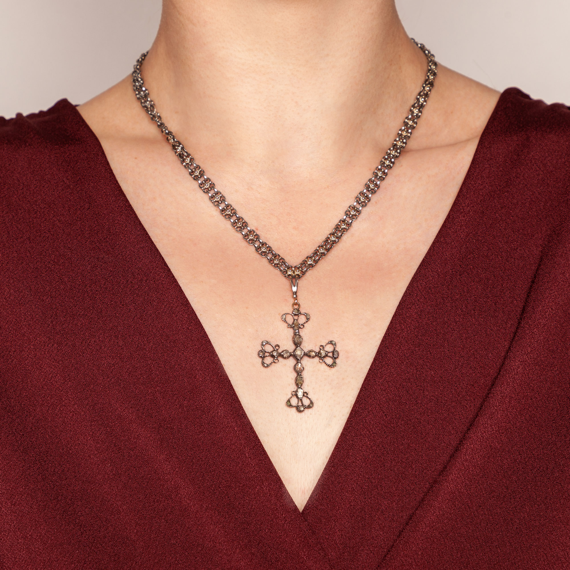 Antikes Collier mit einem Kreuz mit Bergkristallen in Silber auf Gold, wohl Frankreich, Mitte des 19. Jh. Antikes Collier mit einem Kreuz mit Bergkristallen in Silber auf Gold, wohl Frankreich, Mitte des 19. Jh.
