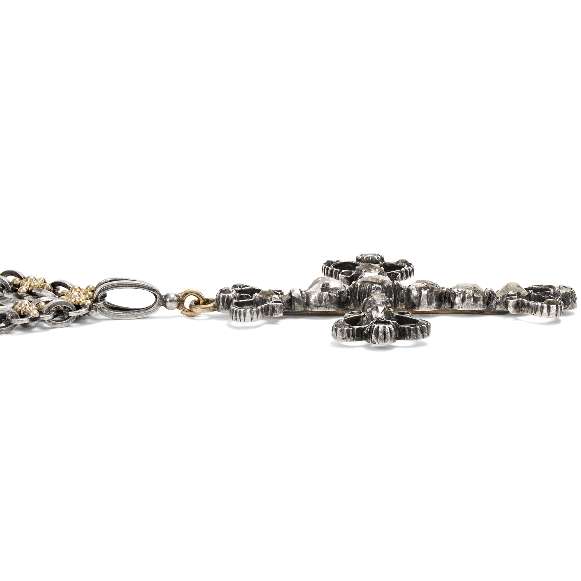Antikes Collier mit einem Kreuz mit Bergkristallen in Silber auf Gold, wohl Frankreich, Mitte des 19. Jh. Antikes Collier mit einem Kreuz mit Bergkristallen in Silber auf Gold, wohl Frankreich, Mitte des 19. Jh.