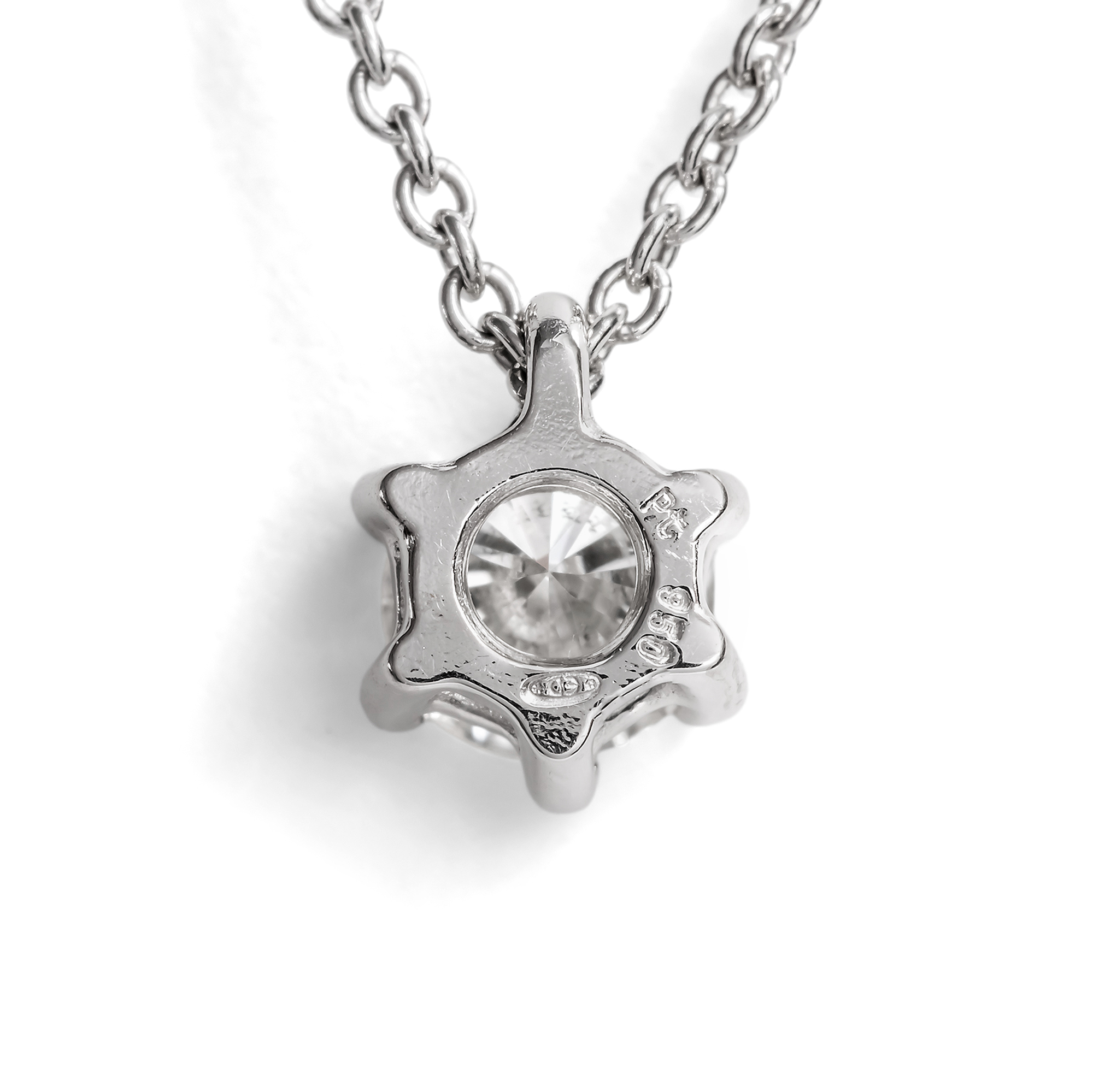 Zartes Collier mit 0,30 ct vintage Brillant in Platin, aus unserer Werkstatt Zartes Collier mit 0,30 ct vintage Brillant in Platin, aus unserer Werkstatt