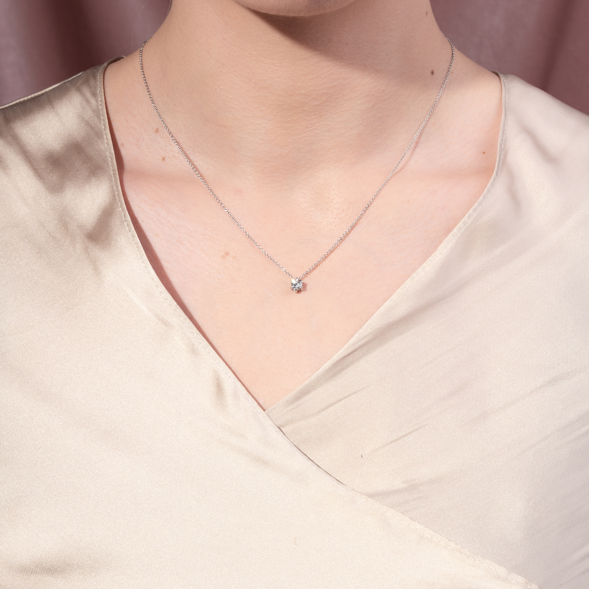 Zartes Collier mit 0,30 ct vintage Brillant in Platin, aus unserer Werkstatt Zartes Collier mit 0,30 ct vintage Brillant in Platin, aus unserer Werkstatt