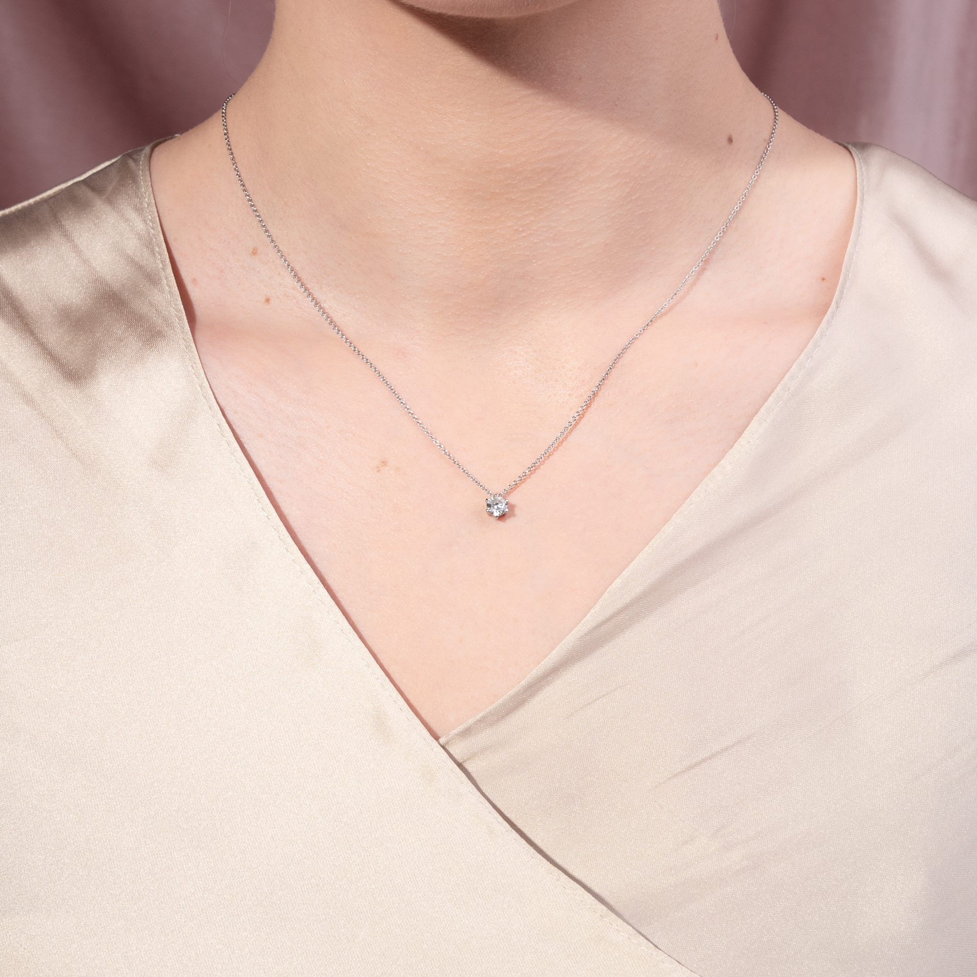 Zartes Collier mit 0,39 ct vintage Brillant in Platin, aus unserer Werkstatt Zartes Collier mit 0,39 ct vintage Brillant in Platin, aus unserer Werkstatt