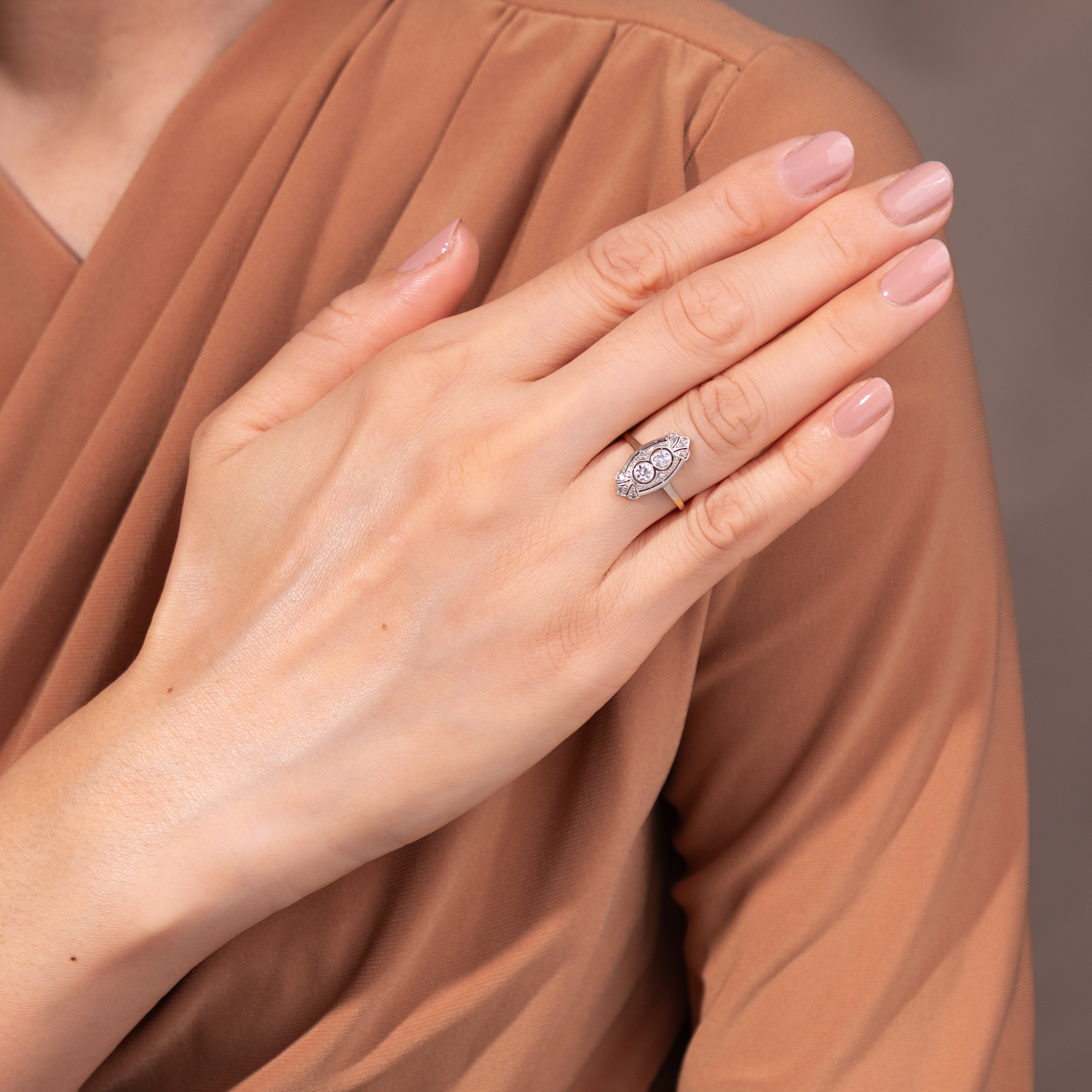 Antiker Ring mit Altschliff-Diamanten in Platin auf Gold, um 1925 Antiker Ring mit Altschliff-Diamanten in Platin auf Gold, um 1925