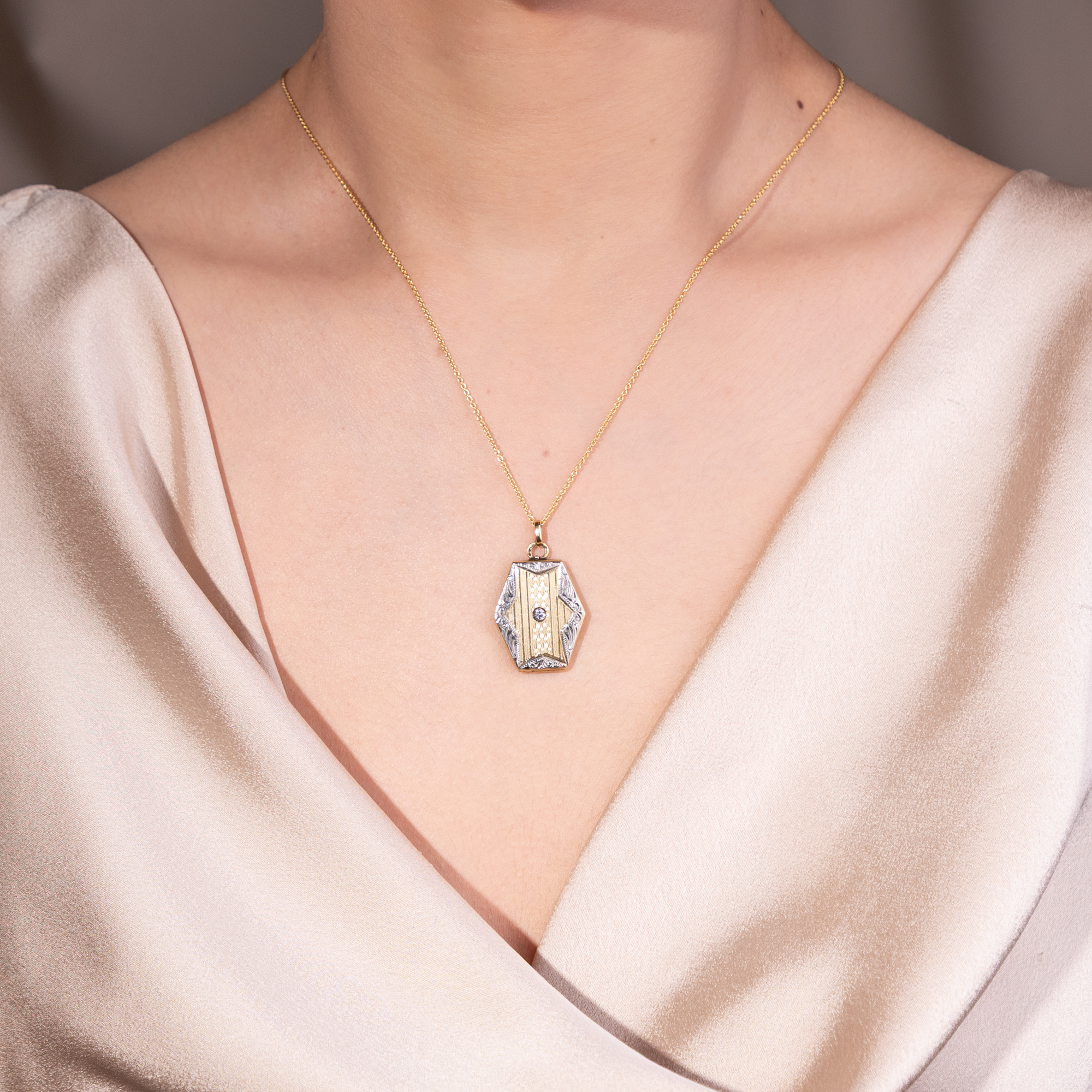 Feiner Medaillon-Anhänger des Art Déco mit Diamant in Gelb- und Weißgold, Wien, späte 1920er Jahre Feiner Medaillon-Anhänger des Art Déco mit Diamant in Gelb- und Weißgold, Wien, späte 1920er Jahre