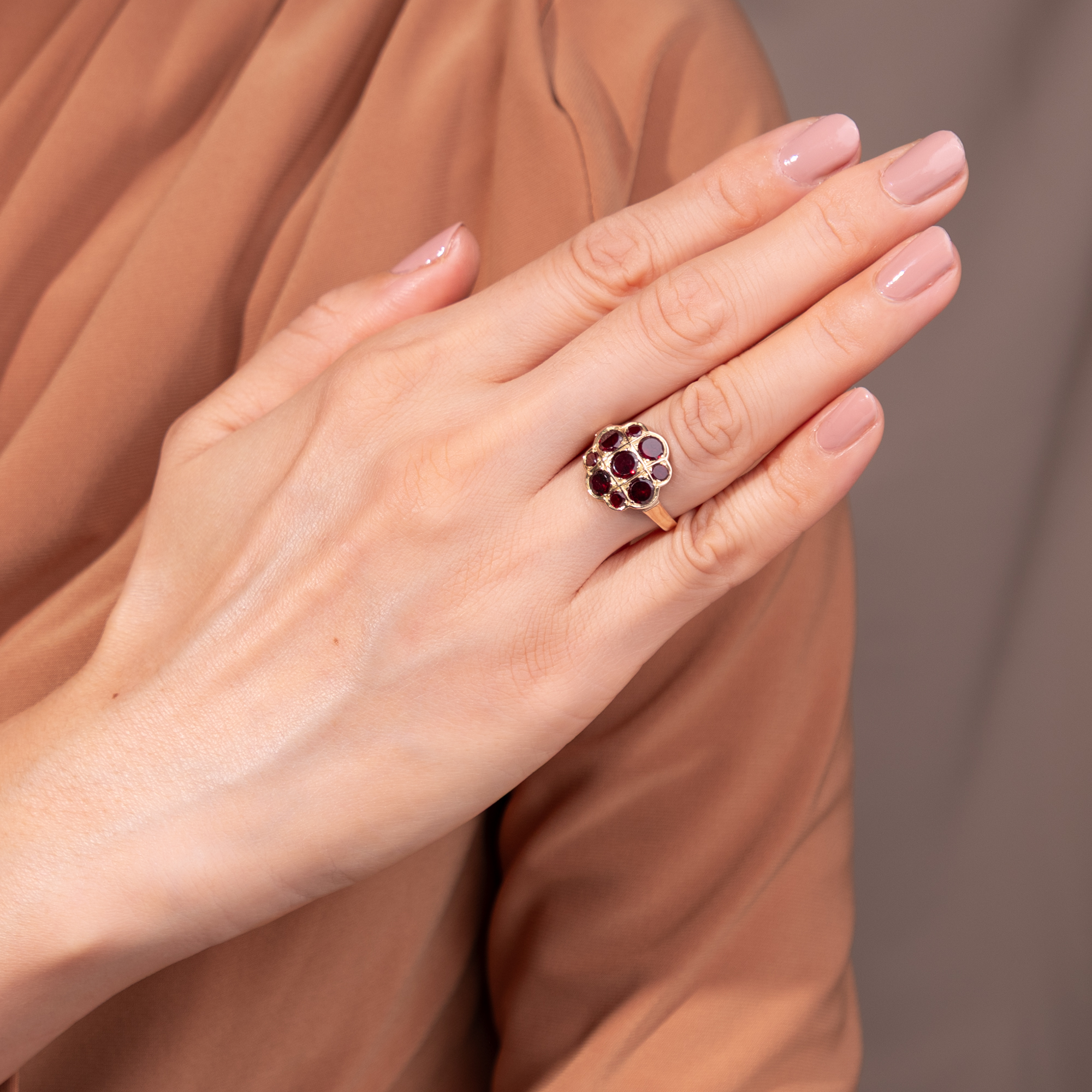 Feiner vintage Ring mit Granaten in Gelbgold, um 1975 Feiner vintage Ring mit Granaten in Gelbgold, um 1975